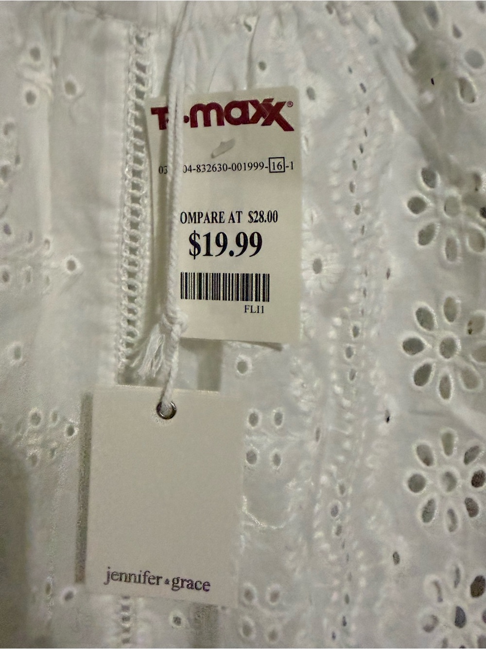 White Eyelet Flutter Sleeve women’s top - NWT - Picture 2 of 4